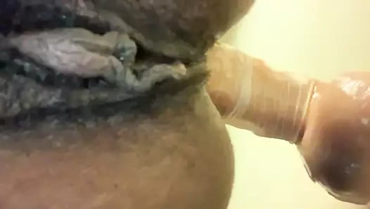 Onu daha sert ve daha sert, daha derin ve daha derinden becermeye devam etti.