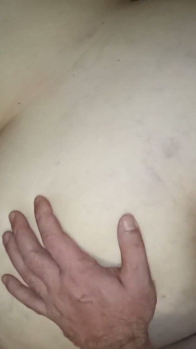 Üvey annenin arkadaşı anal pratik yapıyor - sıkı göt sikiliyor ve yanakların arasına boşalıyor | Klip 1