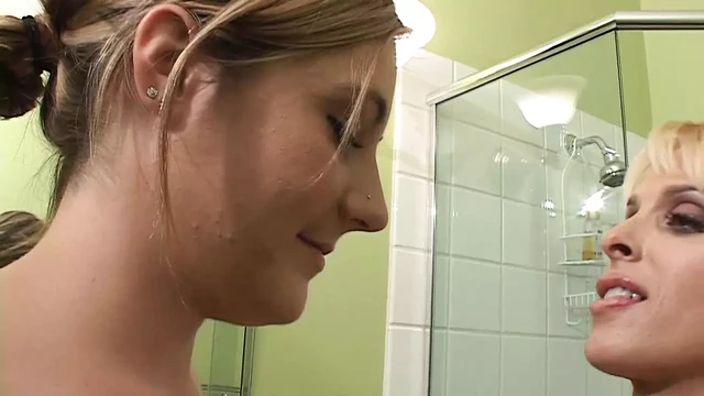 У меня есть лесбийский секс с моей мачехой в первый раз