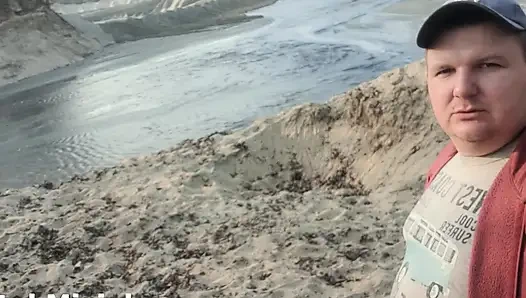 Nehir kenarında küçük yarağımı sıvazlıyorum - neredeyse yakalanıyordum!