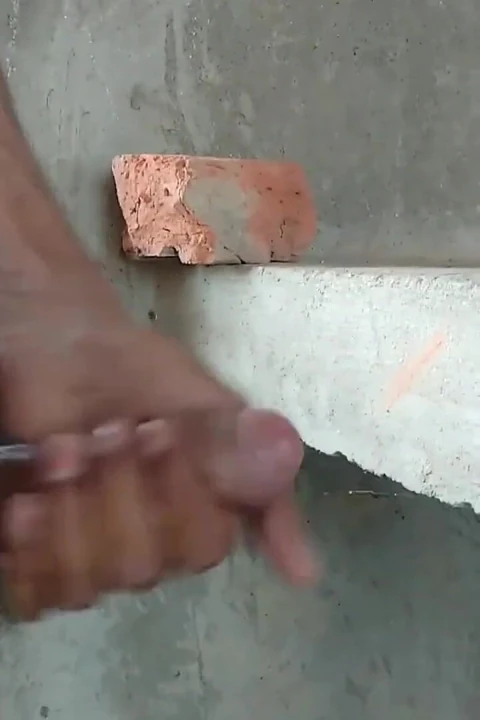 Hintli oğlan halka açık alanda mastürbasyon ve boşalma