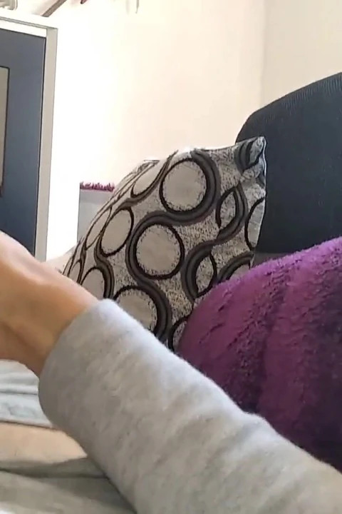 Yalnız zengin adam kanepede büyük ıslak şişman yarakla kalın süt tükürüyor