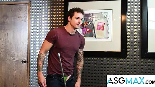 Yan kapı stüdyoları - ereksiyon bahsi - jock justin ve mürekkepli ateşli jayden'in striptiz havuzu gay flip fest'e dönüşüyor