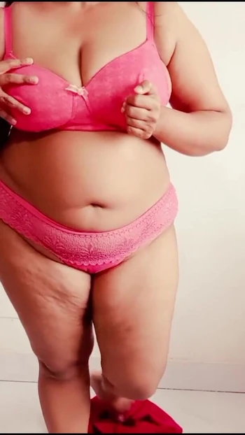 Незабываемый момент из "Возбужденная индийка Арья мастурбирует себя".