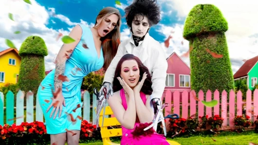 Mylf - büyük memeli iki ateşli orta yaşlı seksi kadının çalılarını tıraş etmesi gerekiyor (Edward Scissorhands Parodisi)