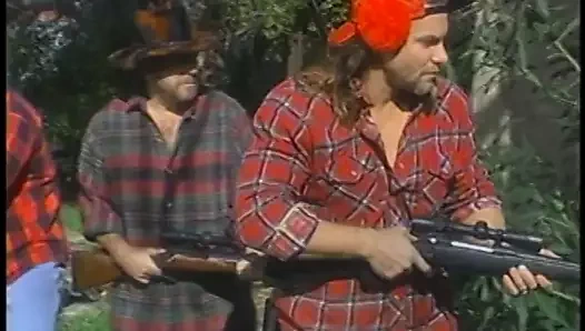 Seksi sarışın kaltak, erkeğinin arkadaşıyla çifte penetrasyon istiyor