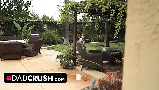 DadCrush - seksi formda bebek üvey babasının külotunu hareket ettirmesine ve parmakla havuz başında onu açık havada sikmesine izin veriyor