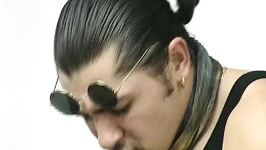 Çekici Alman orta yaşlı seksi kadın anal oynamanın tadını çıkarıyor ve yüze boşalmadan önce sikişiyor