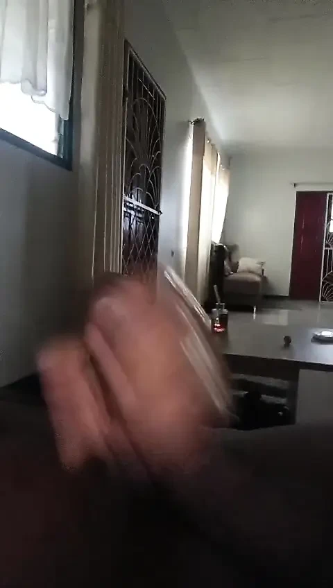 Siyah yarakla mastürbasyon yapıyor