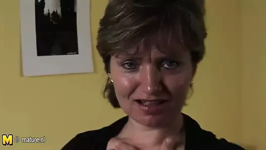 Ev hanımı onu azgın yapan şeyi göstermeyi seviyor