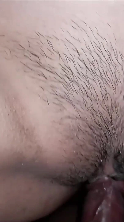 Güzel eşek onu kedi bölünmüş ve dolu ile süt alır | Klip 2