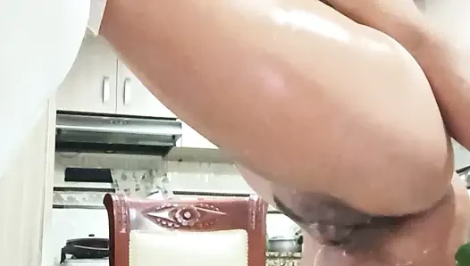 Mutfak ateşli zaman seksi kız salatalık deliklerine kadar sikiyor ve çok ıslak fışkırtıyor beackfast Daddylove