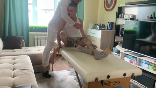 Yaramaz masör masaj sırasında atletik genç kızla sikişiyor