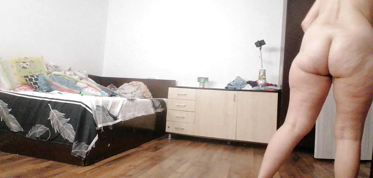 Seksi evli kadın evde çıplak egzersiz yapıyor. Seksi esmer külotlu çorap deniyor, kıllı amcık, büyük göt
