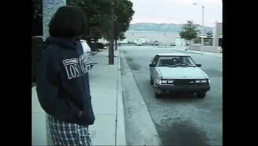 Genç zenci sürtük sokakta götten sikiliyor ve ağzına boşalıyor