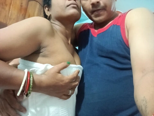 Hintli ateşli ve seksi Nikita yenge xhamster'da erkek arkadaşıyla sikişiyor