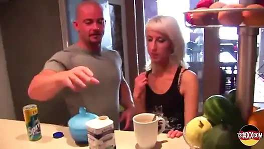 Yaramaz sarışın biraz sert sikişmek için yakalandı