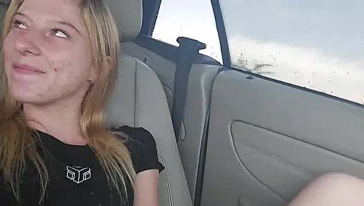 Minyon 18 yaşındaki dildo herkesin içinde arabada amını sikiyor