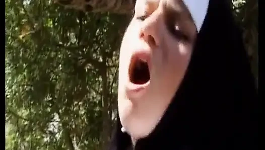 Doğal saçlı Alman orta yaşlı seksi kadın ffm fetişi üçlü grup sekste sikiliyor