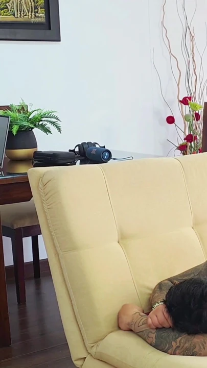 Aldatan kaltak! Erkek arkadaşını ve kayınpederini sikiyor!! her ikisi de onun içine boşalıyor! | Klip 3