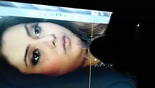 Bir kez daha Namitha'nın seksi yüzüne boşalıyor