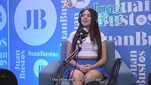 Minyon bir sürtük Sybian makinesine binerken kontrolünü kaybediyor ve orgazmlarla titriyor!