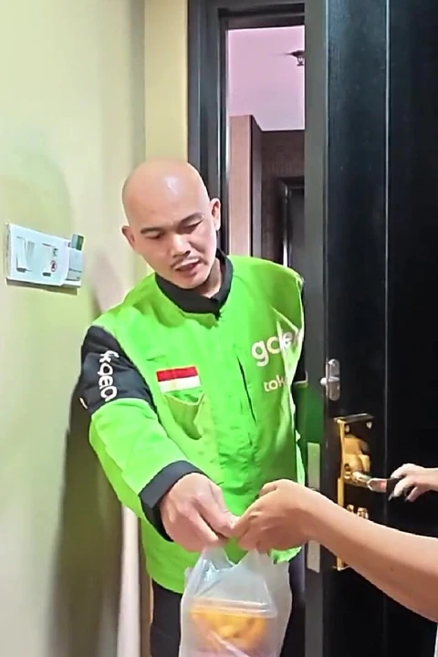Indonesian Prank Ojol Get Extra Bonuses From Single Hot Moms