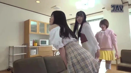 Klişe ve aptal bir video dramı: Üvey kız kardeşimin arkadaşı beni küçük bir şeytan gibi baştan çıkarıyor. - 1