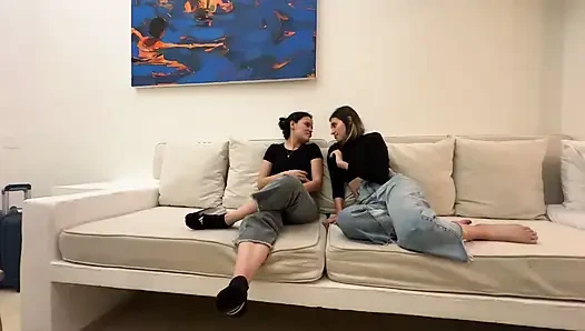 Kadınlar orgazm olana kadar sert dokunuyor