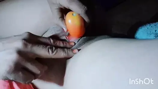 Ateşli güzel kız çok rahat bir şekilde amcığıyla tamamen çıplak parmakla mastürbasyon yapıyor