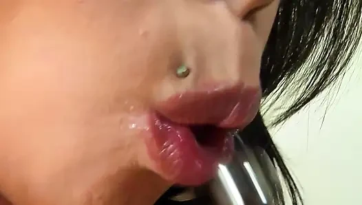 Porno yıldızı Candy Strong bazı seks oyuncaklarıyla tek başına seksin tadını çıkarıyor
