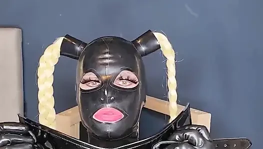 Jessica Doll yeni BDSM sandalyesini deniyor