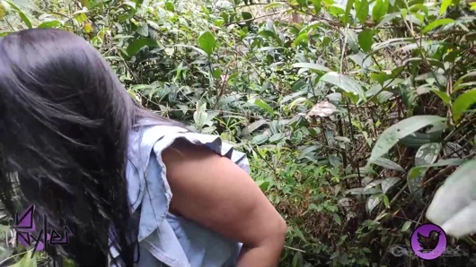 Parkta bir adamla tanıştım ve sonunda onu ormanda emdi ve becerdi!