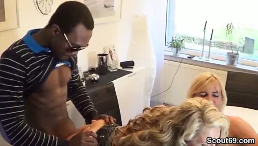 Mutter und Schwester ficken den jungen farbigen Pizza Boy