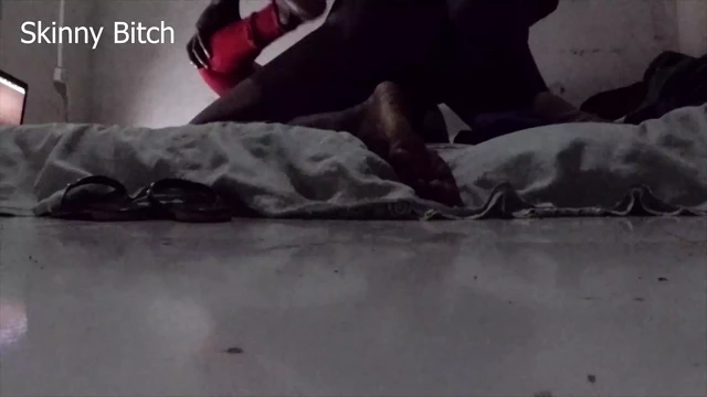 Sikicim bir kamera koydu ve bana bilgisayarda tek başına porno izletti ve beni mastürbasyon yaparken yakaladı ve sonra beni sikti