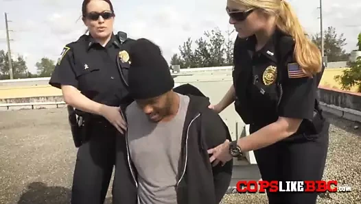 Kamu ırklararası seks ile bir sıcak milf emme bir dev siyah