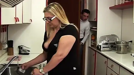Caliente milf gafas nena chupa y monta salvajemente una polla gruesa