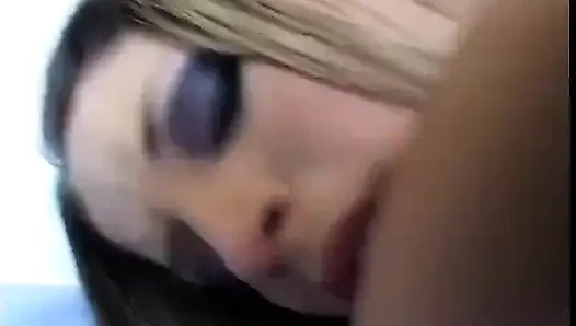 Taze yüzlü esmer yarak emiyor ve dölleniyor