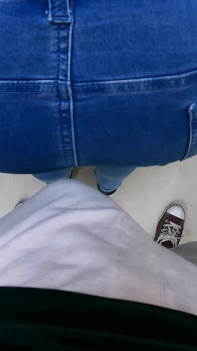 Bilinmeyen Kadın Trende Sikime Dokunuyor Ve Bu Oldu