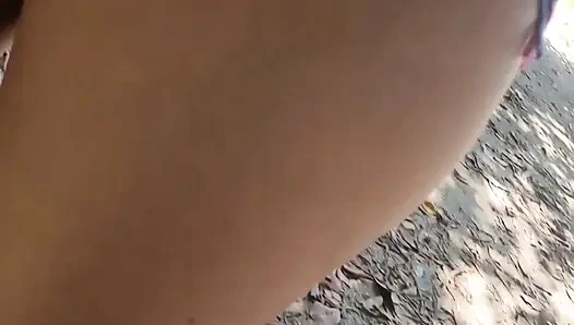 Deve tırnağı ile teşhirci evli kadın