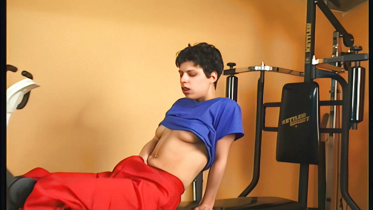 junge brunette wird beim sport geil und besorgt es sich selbst