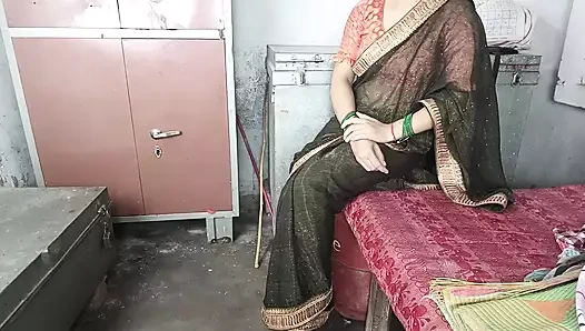 Çok güzel köy yengesi komşusunda sikini götüne almasını bekliyor.