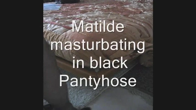 Matilde Mastürbasyon içinde siyah külotlu çorap