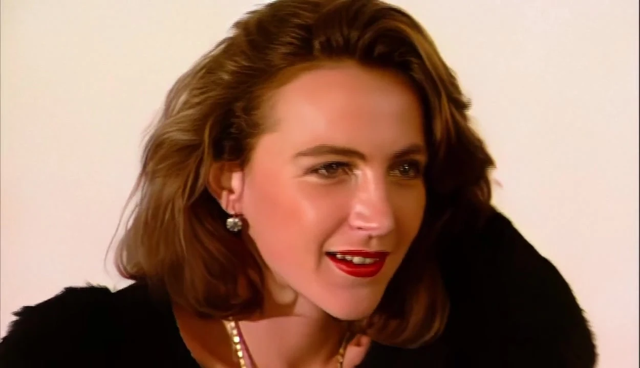 blonde und brunette kuessen und streicheln sich vor der kamera