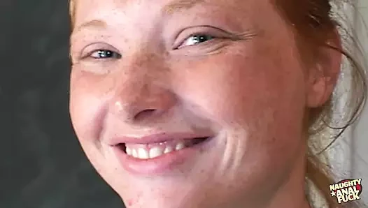 Bu kızıl kaltak Vixen amını yalatıyor ve göt deliğini iki şanslı adam sikiyor