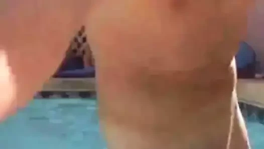 Seksi amatörler havuz eğlencelerinde eğleniyor