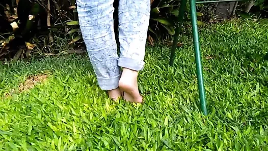 Brincando e exibindo meus pes de Scarpin Vermelho e jeans