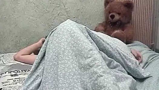 Fransız fahişe tek başına büyük oyuncaklarla oynuyor