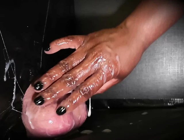 Gloryhole el işi ve 2 haftalık abstinensle büyük toplarla ve yağlanmış beyaz bir penis