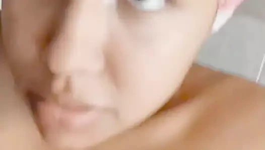 Komşuma bayılıyorum, o her zaman verandada çıplak banyo yapıyor, böylece onu görebiliyorum ve sonunda sevişiyoruz